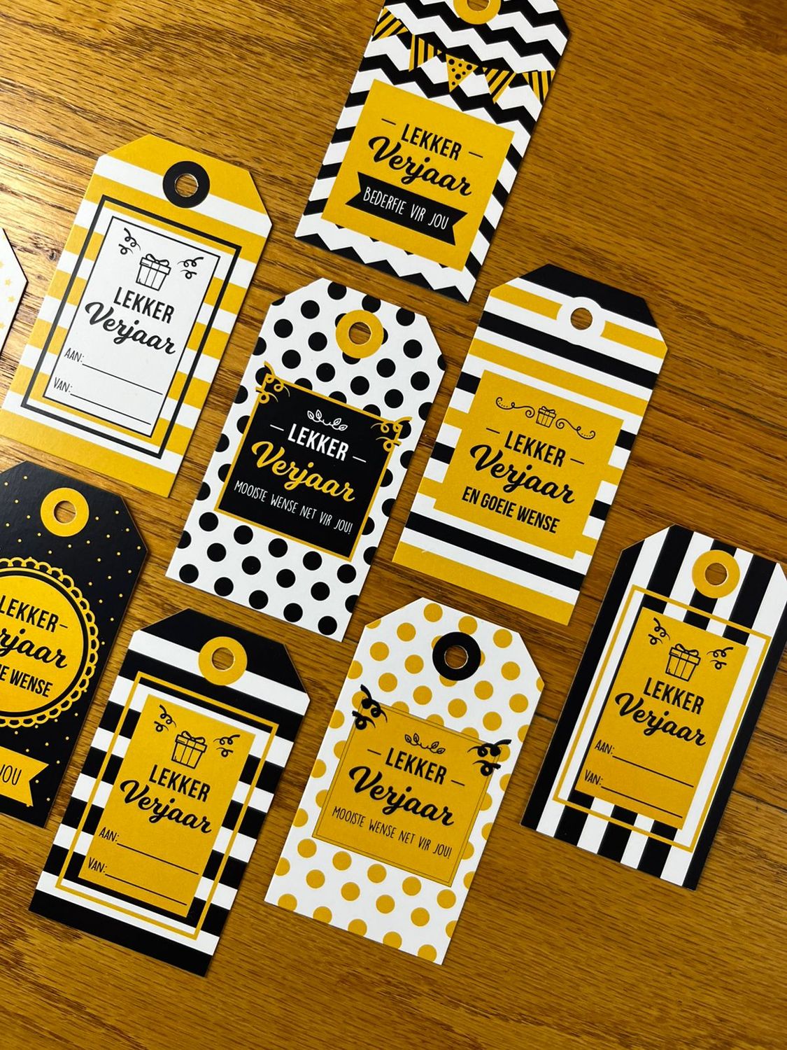 Yellow black and White Theme 1 Birthday Gift tags in Afrikaans