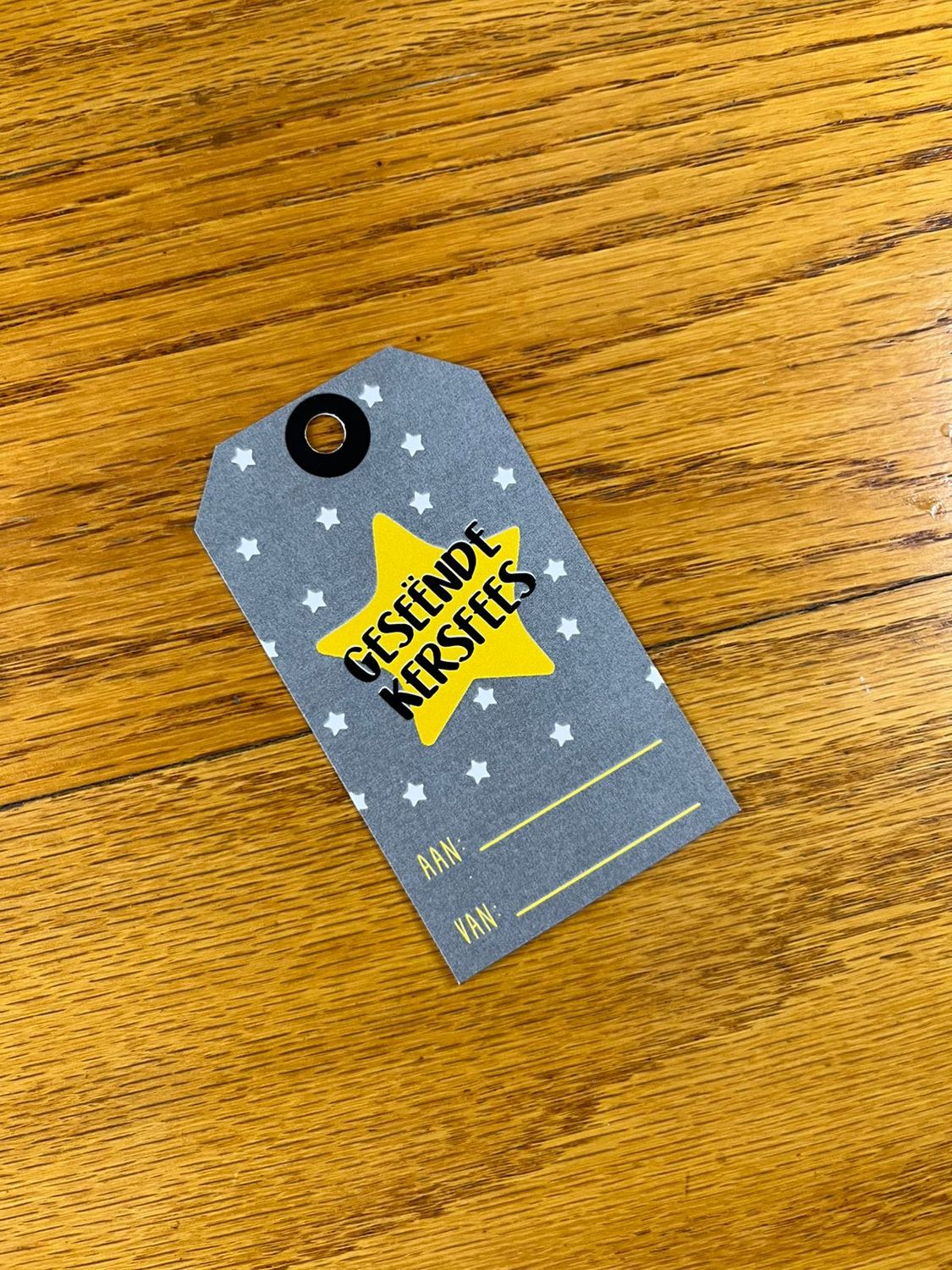 Dark Grey and Stars Christmas gift tag in Afrikaans
