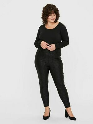Coatede snake-pants med fra Vero Moda Curve! Coatede snake-pants med fra Vero Moda Curve!