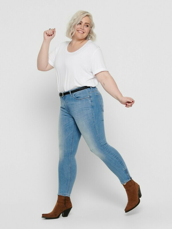 Cool lys jeans med slid og lynlås ved anklen fra Carmakoma! Cool lys jeans med slid og lynlås ved anklen fra Carmakoma!