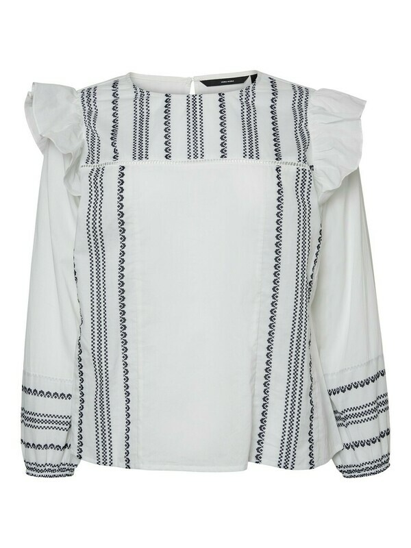 Bluse med flæsedetalje fra Vero Moda Curve! Bluse med flæsedetalje fra Vero Moda Curve!