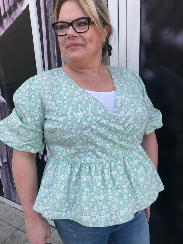 Fin wrap-top med peplum fra Vero Moda Curve! Fin wrap-top med peplum fra Vero Moda Curve!