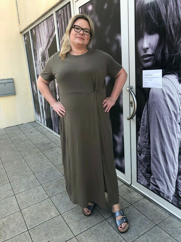 Maxi kjole med knudedetalje fra Vero Moda Curve! Maxi kjole med knudedetalje fra Vero Moda Curve!