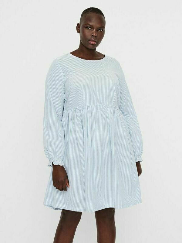 Kjole med knapper i ryggen fra Vero Moda Curve! Kjole med knapper i ryggen fra Vero Moda Curve!