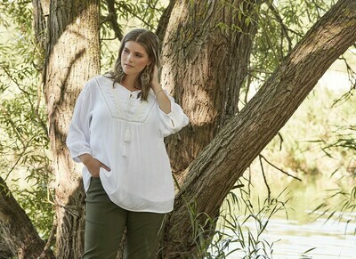 Feminin og let viscose-bluse fra Zhenzi! Feminin og let viscose-bluse fra Zhenzi!