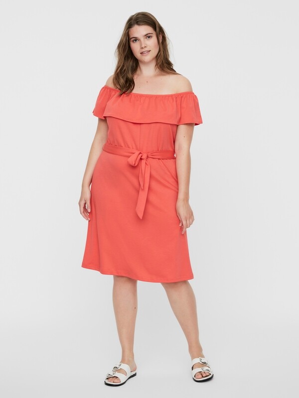 Kjole med bare skuldre fra Vero Moda Curve! Kjole med bare skuldre fra Vero Moda Curve!