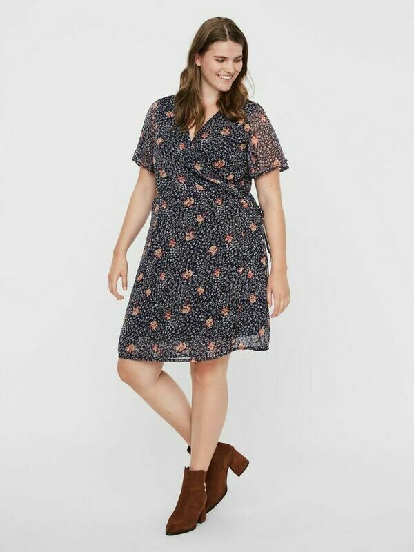 Kjole med slå-om effekt fra Vero Moda Curve! Kjole med slå-om effekt fra Vero Moda Curve!