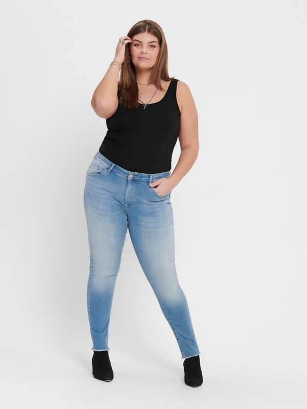 Cool jeans med rå kanter fra Carmakoma! Cool jeans med rå kanter fra Carmakoma!