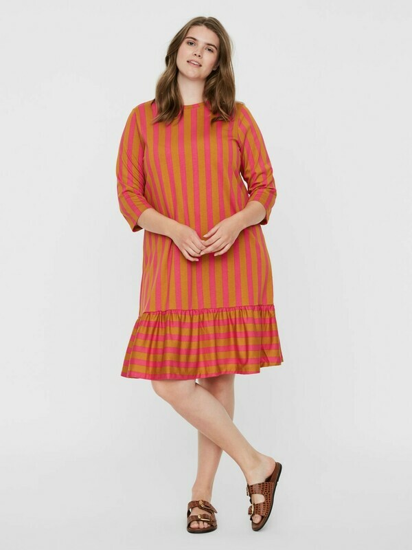Kjole med flæse-detalje Vero Moda Curve! Kjole med flæse-detalje Vero Moda Curve!