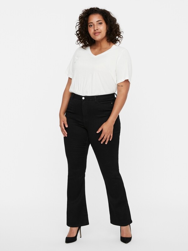 Sorte jeans med høj talje og vidde forneden fra Vero Moda Curve! Sorte jeans med høj talje og vidde forneden fra Vero Moda Curve!