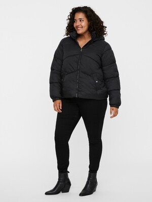Lun dynejakke med hætte fra Vero Moda Curve! Lun dynejakke med hætte fra Vero Moda Curve!