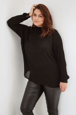 Bluse med høj hals i crepe-viscose fra Kaffe Curve! Bluse med høj hals i crepe-viscose fra Kaffe Curve!