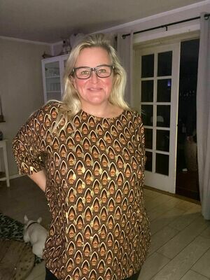 Bluse i smukt print med gulddetaljer fra DNY. Bluse i smukt print med gulddetaljer fra DNY.