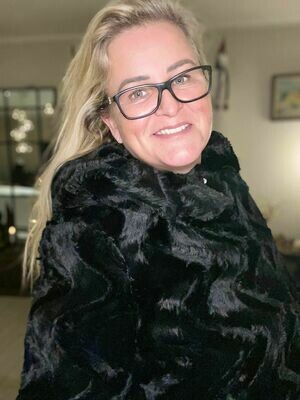Fake fur med hætte fra Vero Moda Curve Fake fur med hætte fra Vero Moda Curve