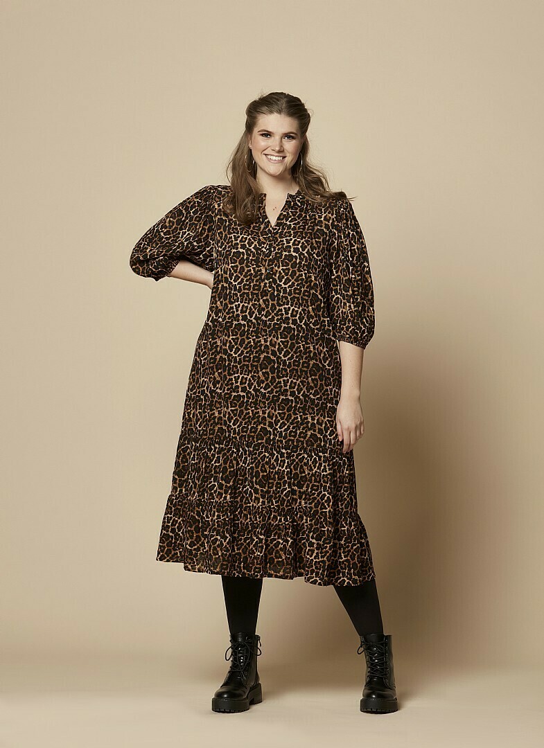 Leopard kjole fra Zhenzi – Pplus size – Pluspige.dk – Shop – PLUSPIGE | Tøj  til kurvede kvinder
