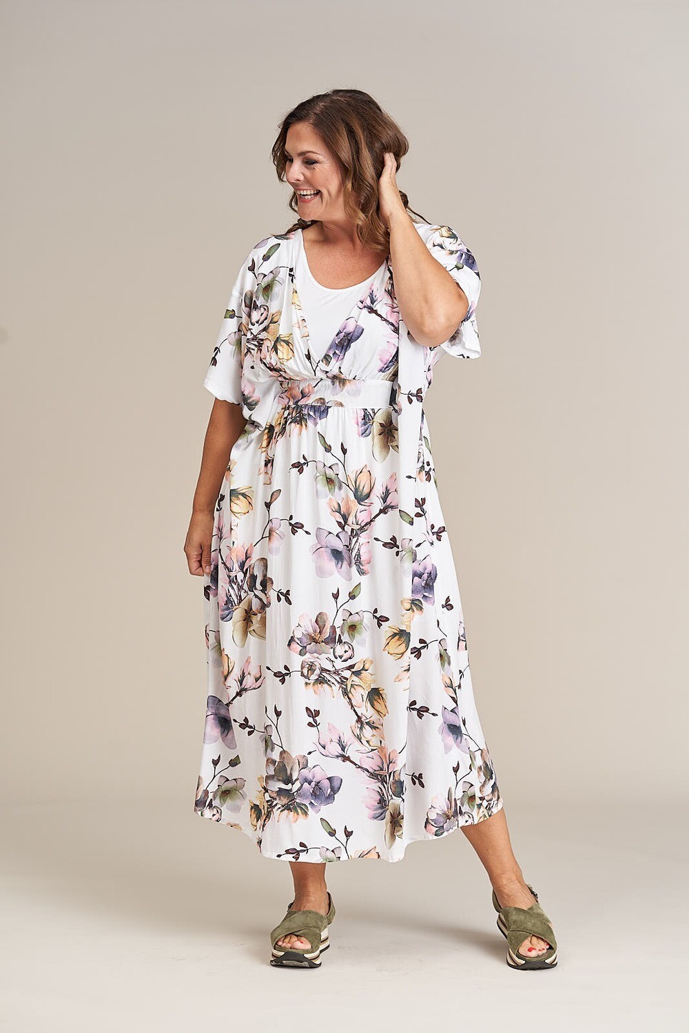 Smuk blomstret kjole fra Gozzip – Pluspige.dk – Shop – PLUSPIGE | Tøj til  kurvede kvinder
