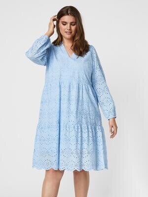 Elegant og smuk midikjole fra Vero Moda Curve Elegant og smuk midikjole fra Vero Moda Curve