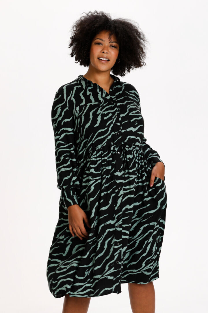 Elegant kjole fra Kaffe Curve – Pluspige.dk – Shop – PLUSPIGE | Tøj til  kurvede kvinder