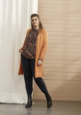 Flot bluse med blomsterprint fra Zhenzi Flot bluse med blomsterprint fra Zhenzi