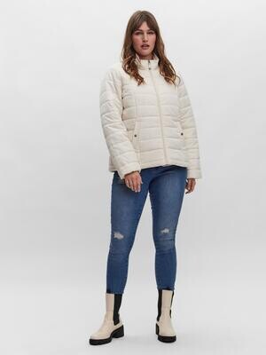 Kort quiltet jakke fra Vero Moda Curve Kort quiltet jakke fra Vero Moda Curve