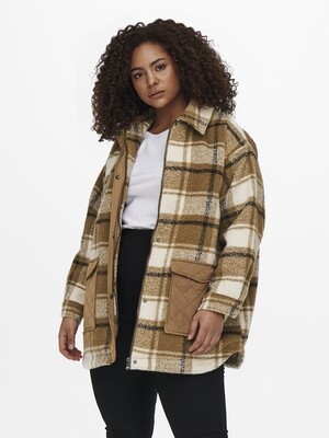 Ternet shacket med quilt-lommer fra Carmakoma Ternet shacket med quilt-lommer fra Carmakoma