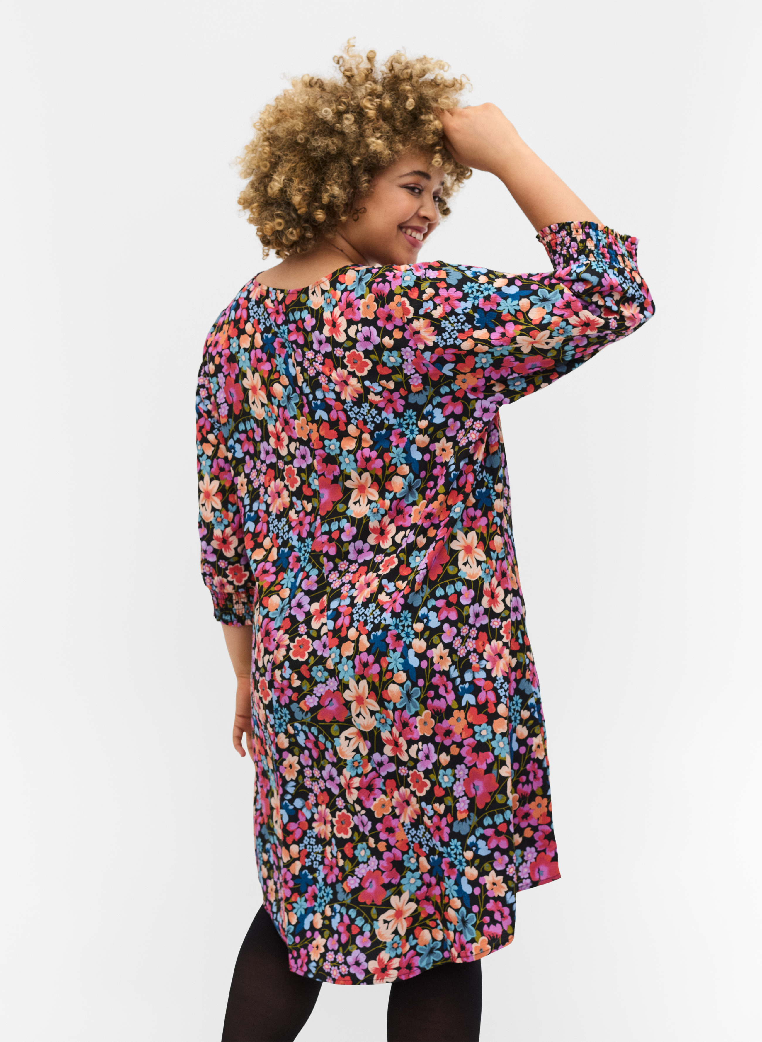 Fin blomstret kjole med v-hals fra Zizzi – Shop – PLUSPIGE | Tøj til  kurvede kvinder
