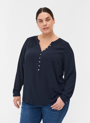 Bluse med v-udskæring og knapper fra Zizzi Bluse med v-udskæring og knapper fra Zizzi