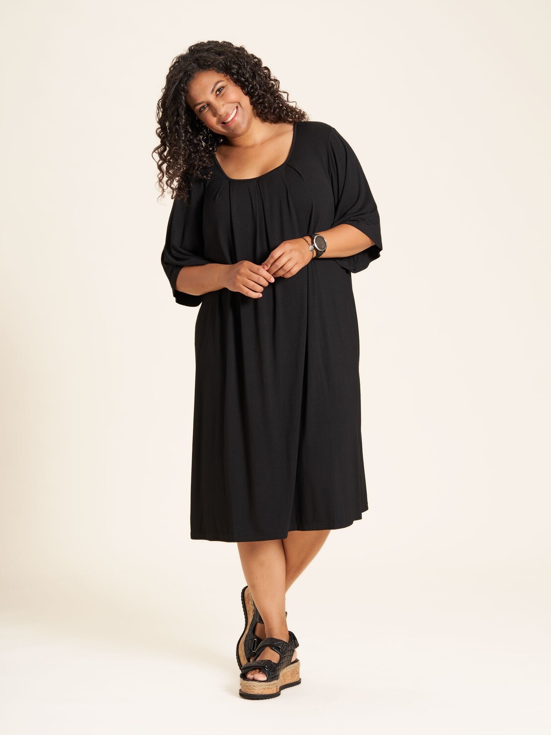 Løstsiddende kjole i viscose-jersey fra Studio – Shop – PLUSPIGE | Tøj til  kurvede kvinder