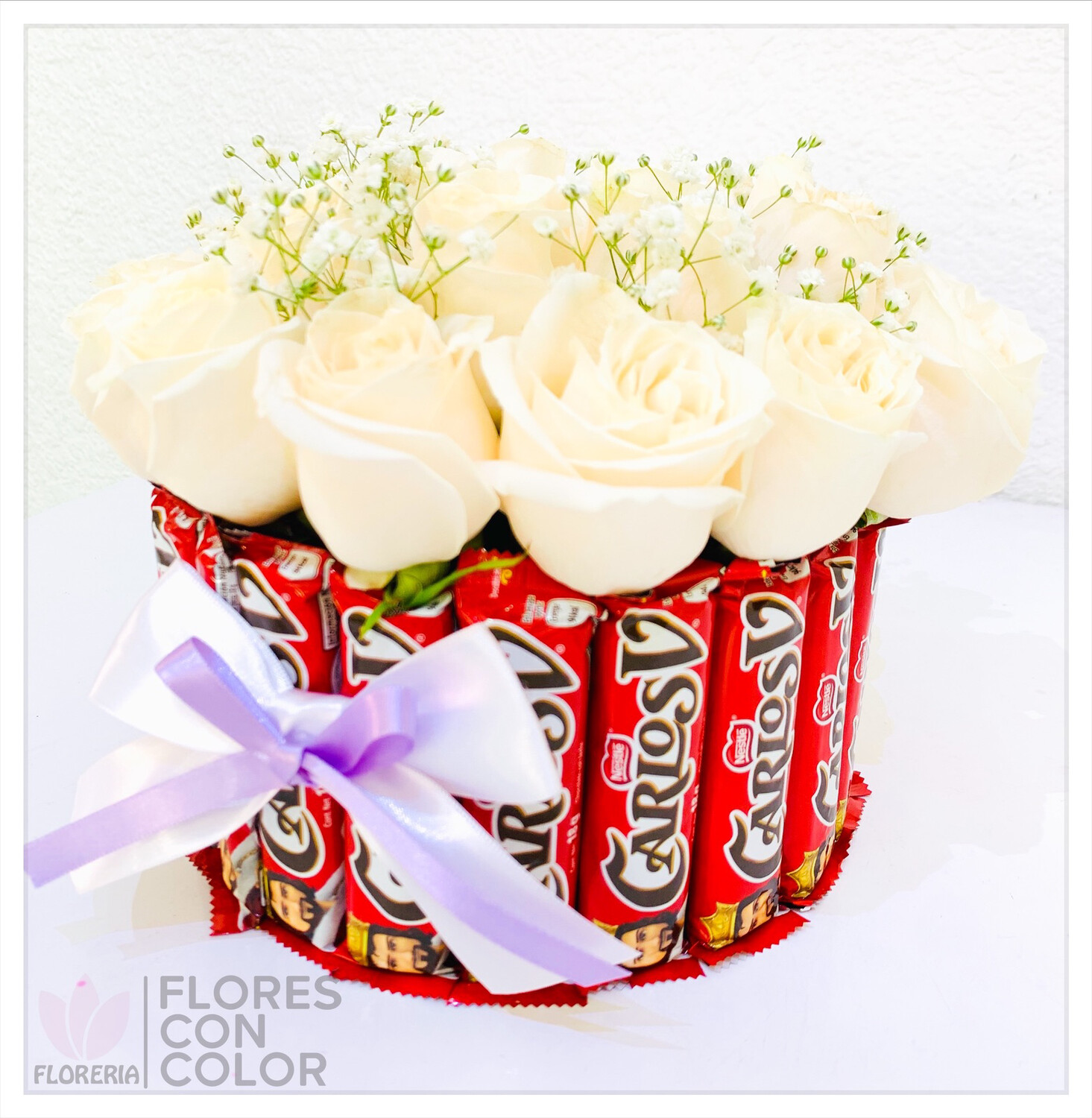 CHOCOLATE CARLOS V CON ROSAS BLANCAS