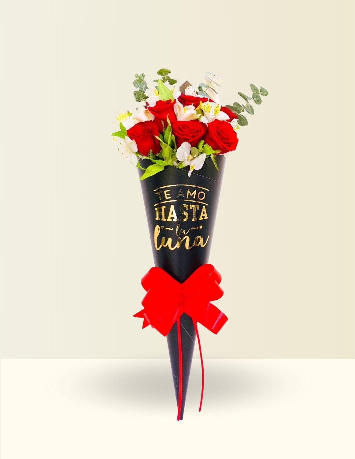 CONO DE ROSAS Y ASTROMELIAS