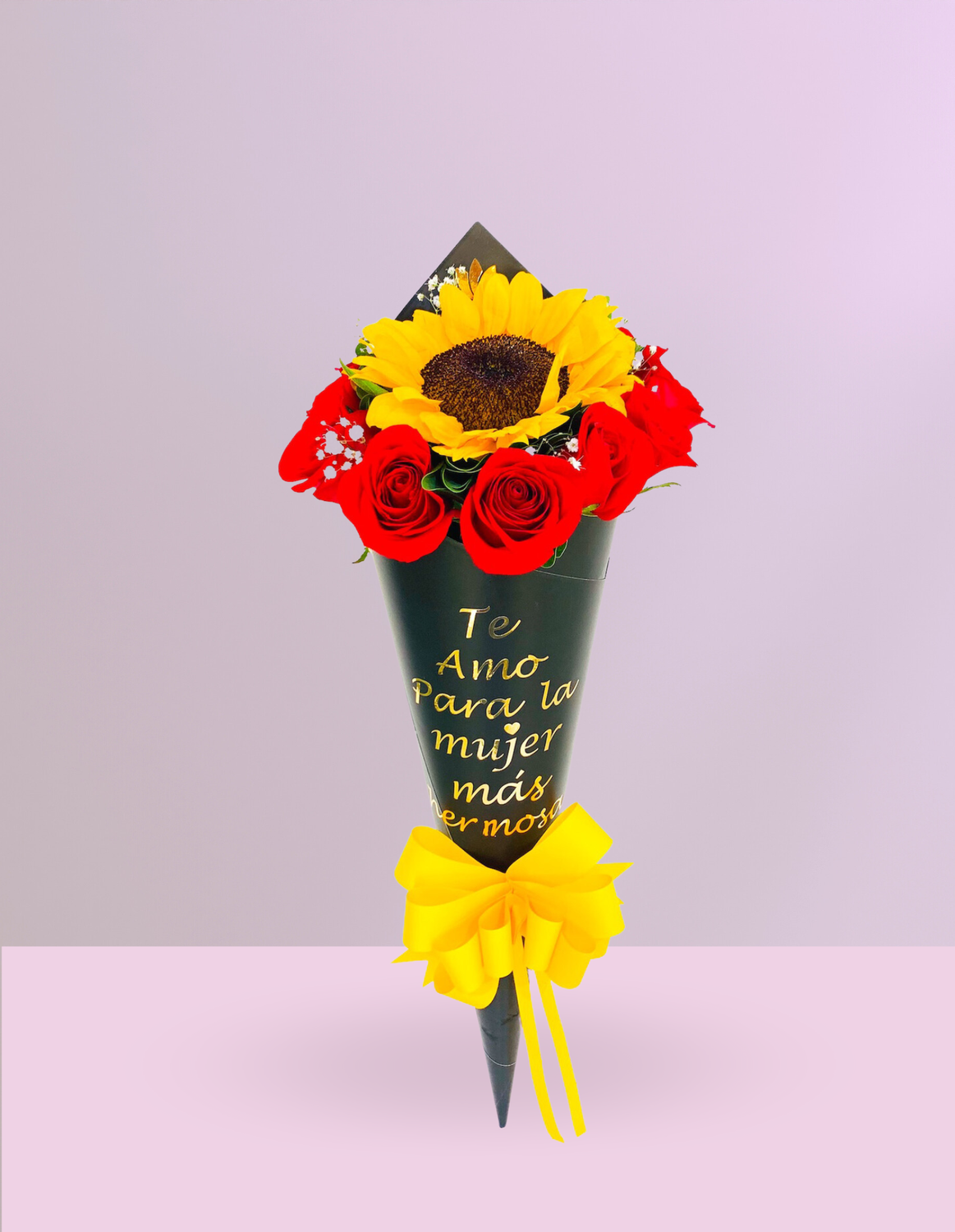 CONO ROSAS ROJAS CON GIRASOL PERSONALIZADO