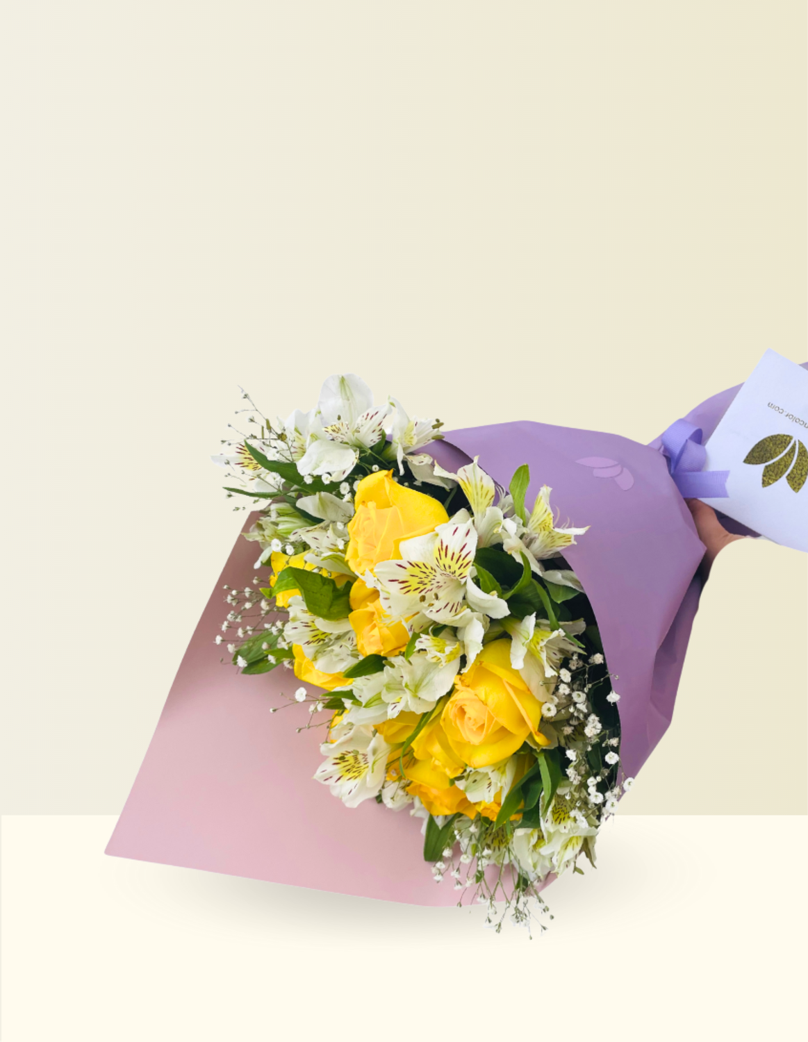 🌼RAMO DE 8 ROSAS Y ASTROMELIAS BLANCAS