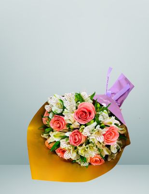 RAMO DE ROSAS Y ASTROMELIAS BLANCAS