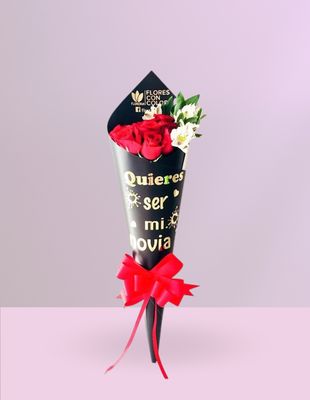 CONO ROSAS ROJAS PERSONALIZADO