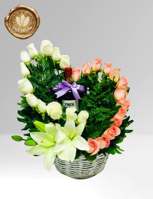 CORAZON DE 25 ROSAS ROJAS CON VINO