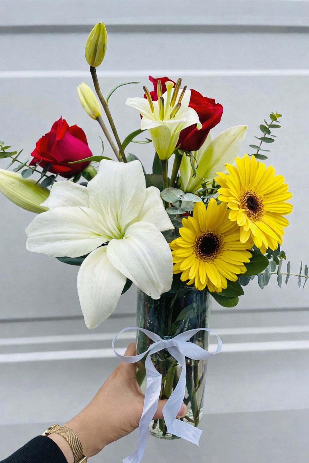 🌸 JARRÓN DE ROSAS CON GERBERAS