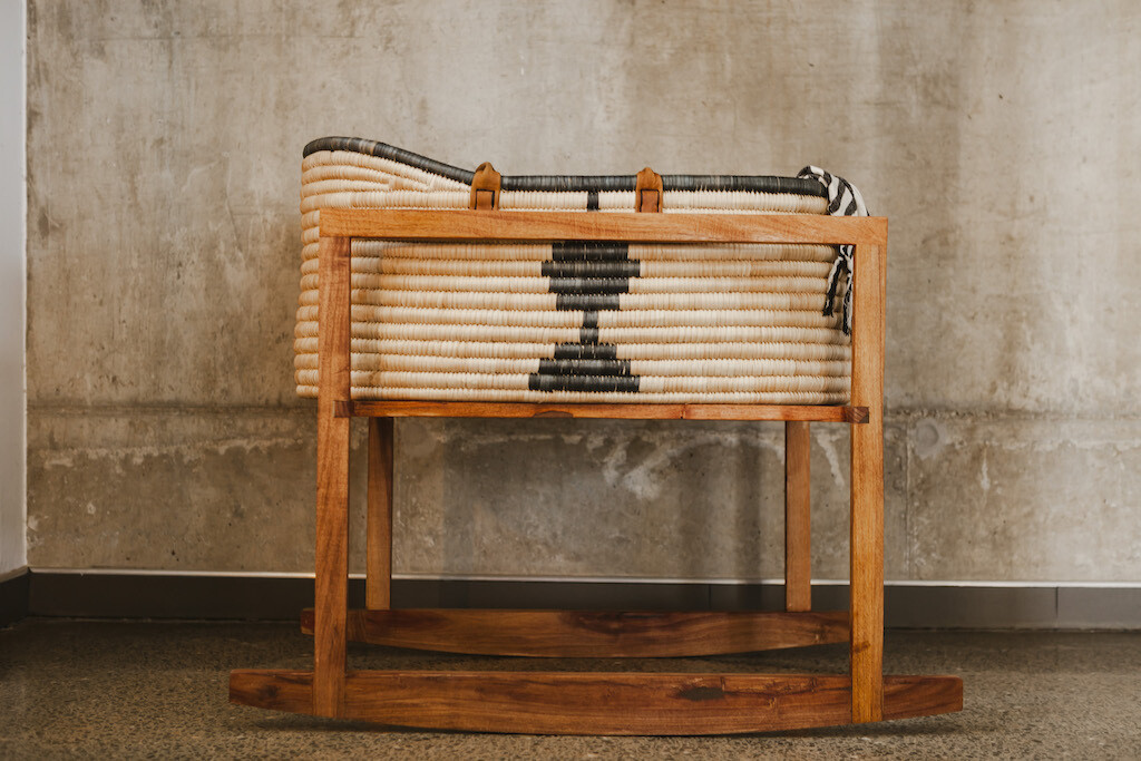 L E D MOSES BASKET STAND