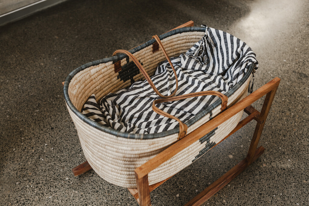 L E D MOSES BASKET STAND