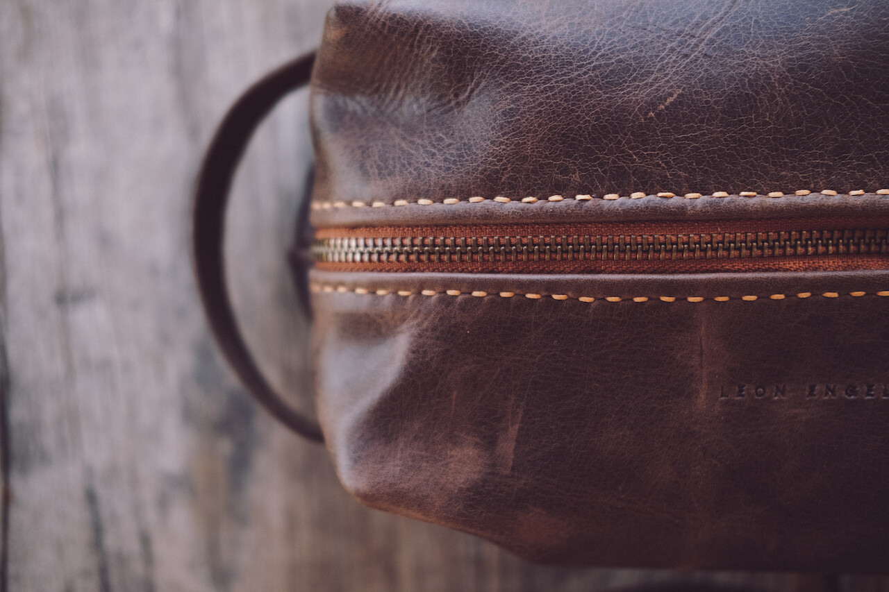 LEATHER TOILETRY BAG