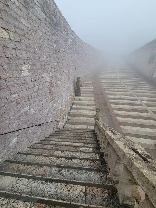 Fotos de Asisi en la niebla