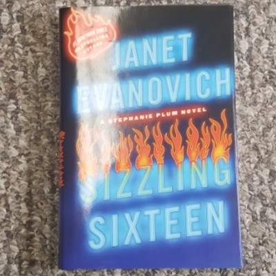 Sizzling Sixteen by Janet Evanovich - Hardback