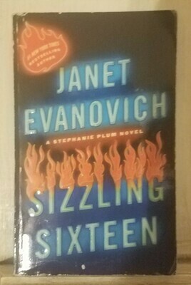 Sizzling Sixteen by Janet Evanovich - Paperback