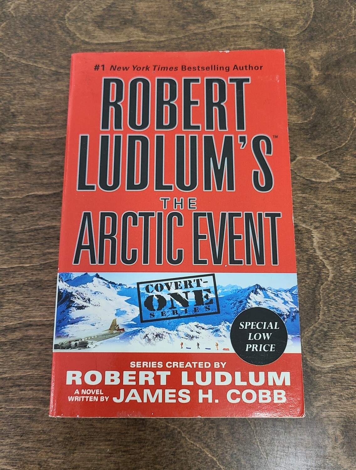 Robert Ludlum&#39;s The Arctic Event by Robert Ludlum and James H. Cobb