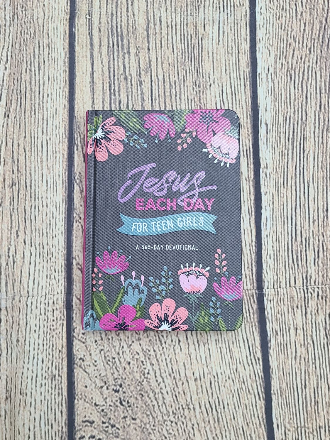Jesus Each Day for Teen Girls: A 365-Day Devotional by Barbour Publishing - Hardback - New