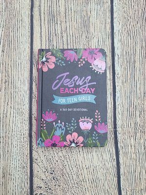 Jesus Each Day for Teen Girls: A 365-Day Devotional by Barbour Publishing - Hardback - New