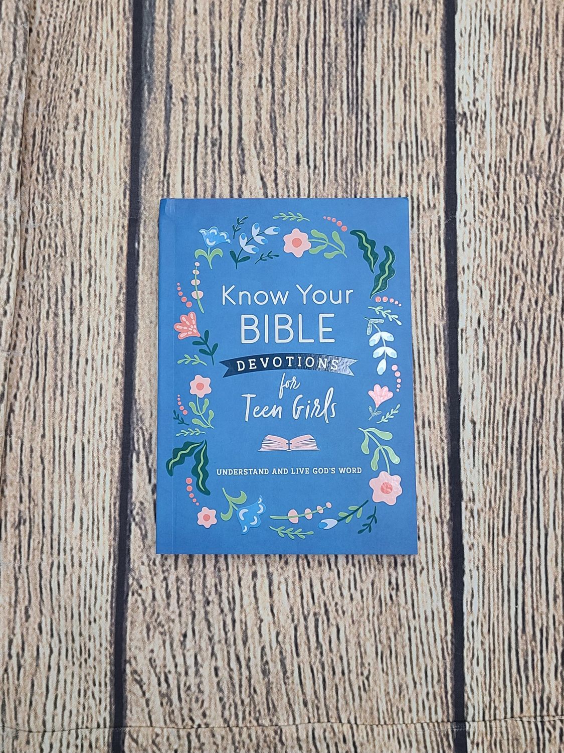 Know Your Bible Devotions for Teen Girls: Understand and Live God&#39;s Word by Trisha White Priebe
