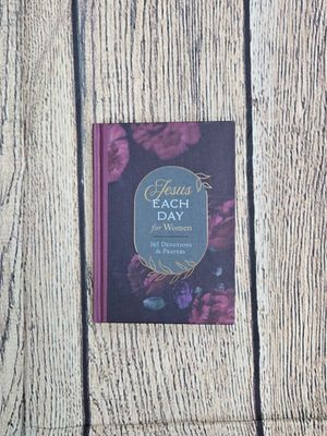 Jesus Each Day for Women: 365 Devotions and Prayers by Barbour Publishing