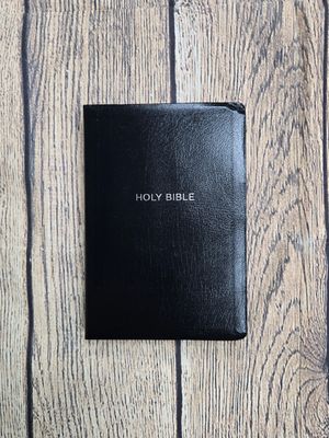 NKJV Giant Print Center-Column Reference Bible - Black Leatherflex