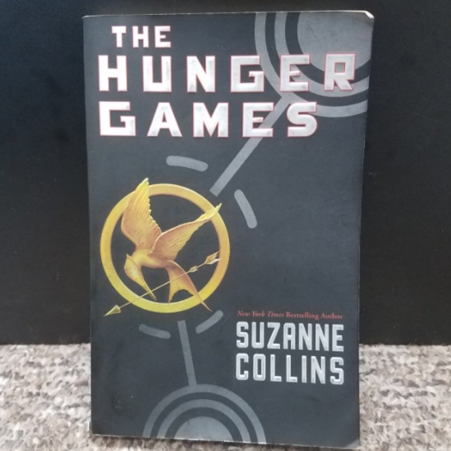 The Hunger Games by Suzanne Collins - Paperback