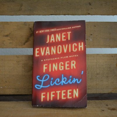 Finger Lickin&#39; Fifteen by Janet Evanovich